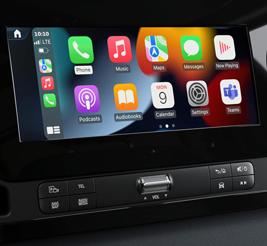 A person in a Mercedes-Benz Cargo Van using Bluetooth® and Apple Carplay®. 